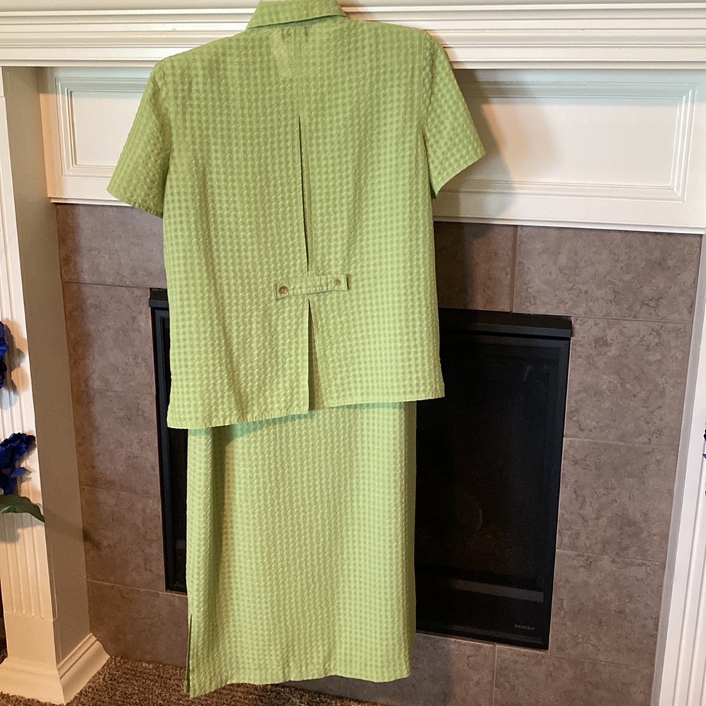 2 Piece Light Green Dress. - Picture 2 of 9